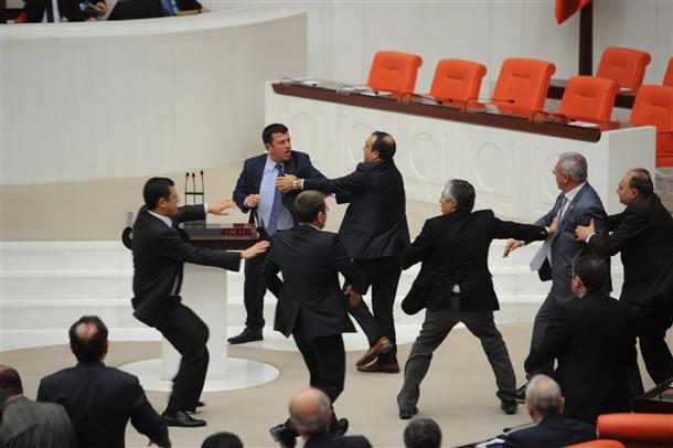 Бой в турския парламент – депутати се налагаха с юмруци заради закон (ВИДЕО)