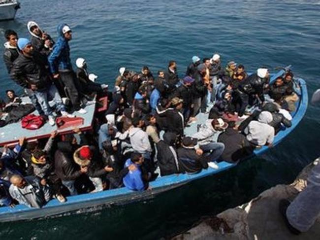 Моряци спасиха 200 бежанци