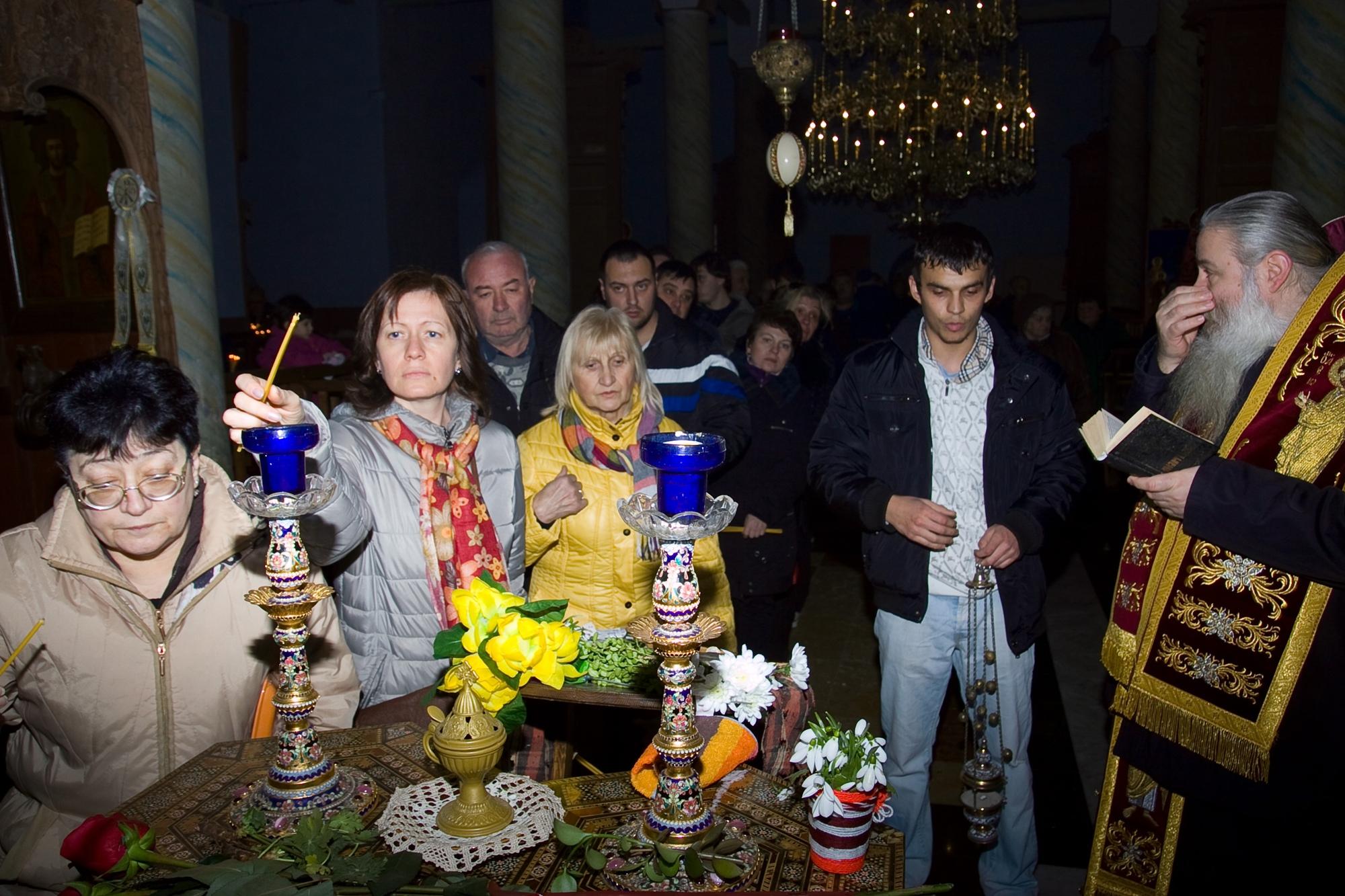 Стотици българи се стичат в Лопушанския манастир за чудотворна икона (СНИМКИ)