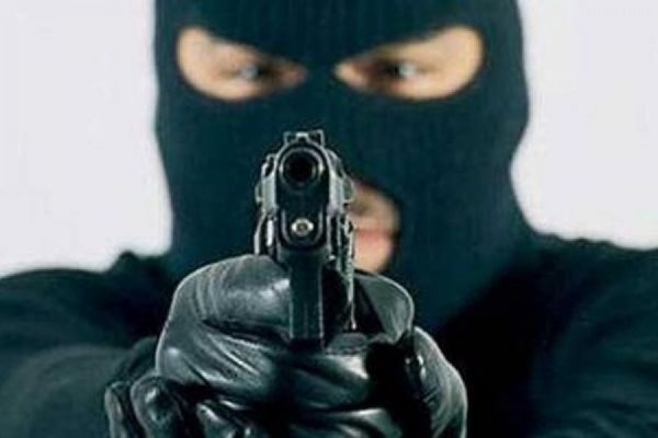 Екшън: Въоръжен мъж с тъмна кожа нападна магазин в „Обеля“ 