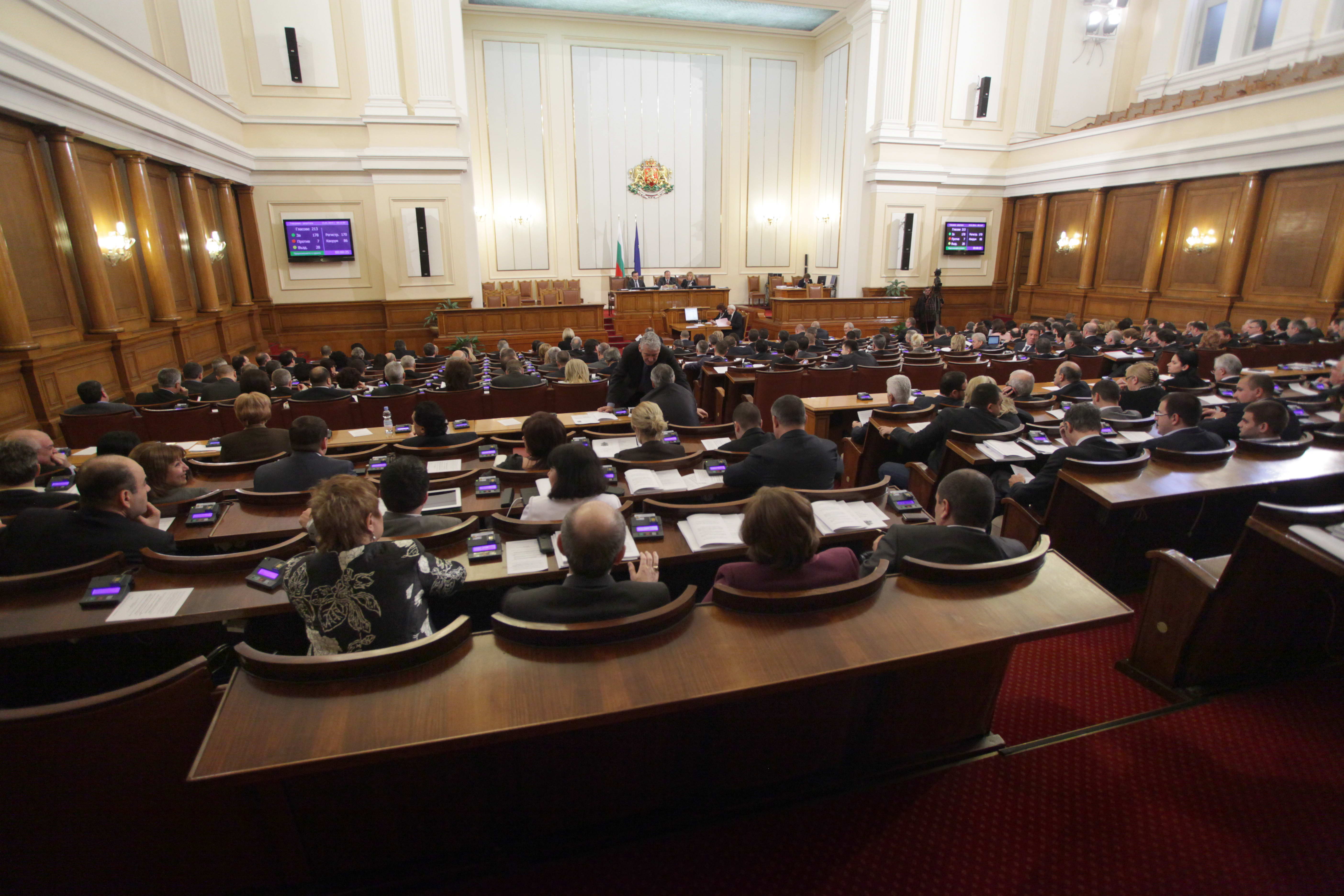 Депутатите дръпнаха шалтера на БНТ и БНР
