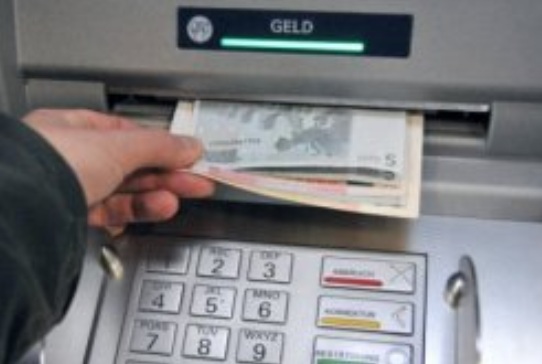 Развален банкомат щедро раздава пари