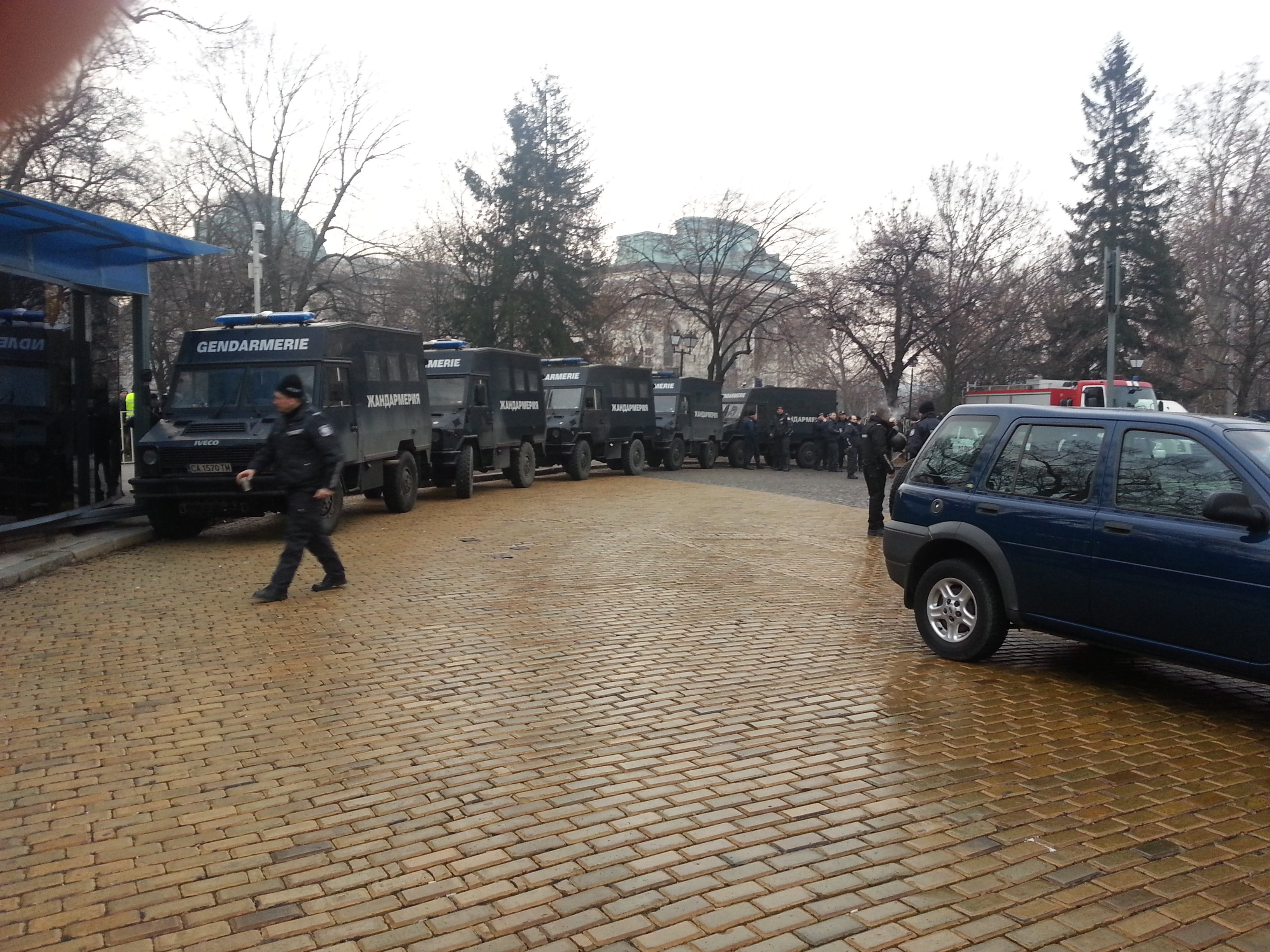 Първи парламентарен ден след ваканцията: Много полиция, малко протестиращи (СНИМКИ)