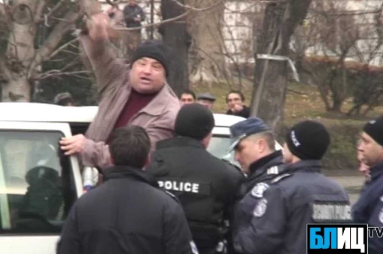 БЛИЦ TV: Арестуваха протестър и той изригна!