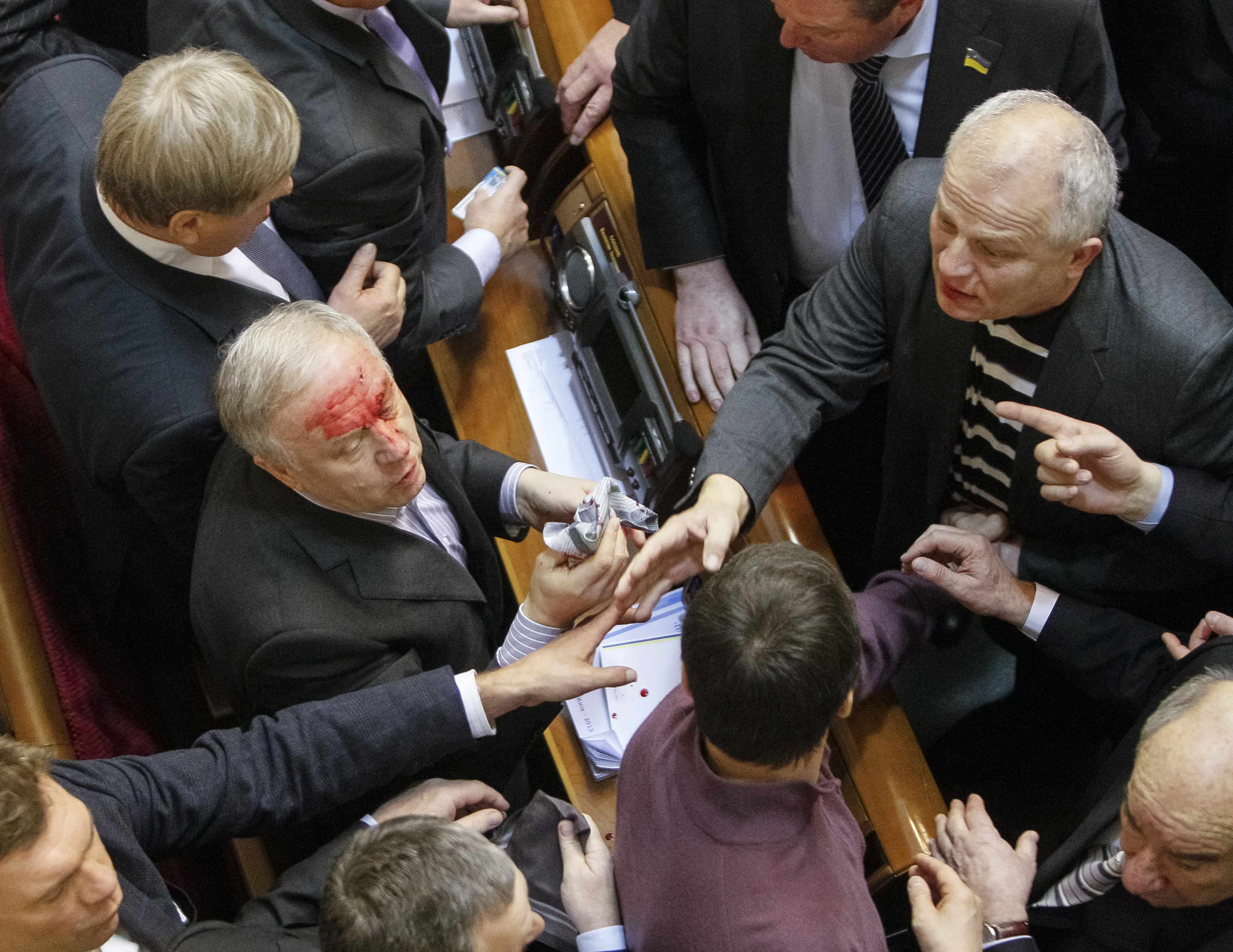 Бой до кръв в украинския парламент (СНИМКИ)