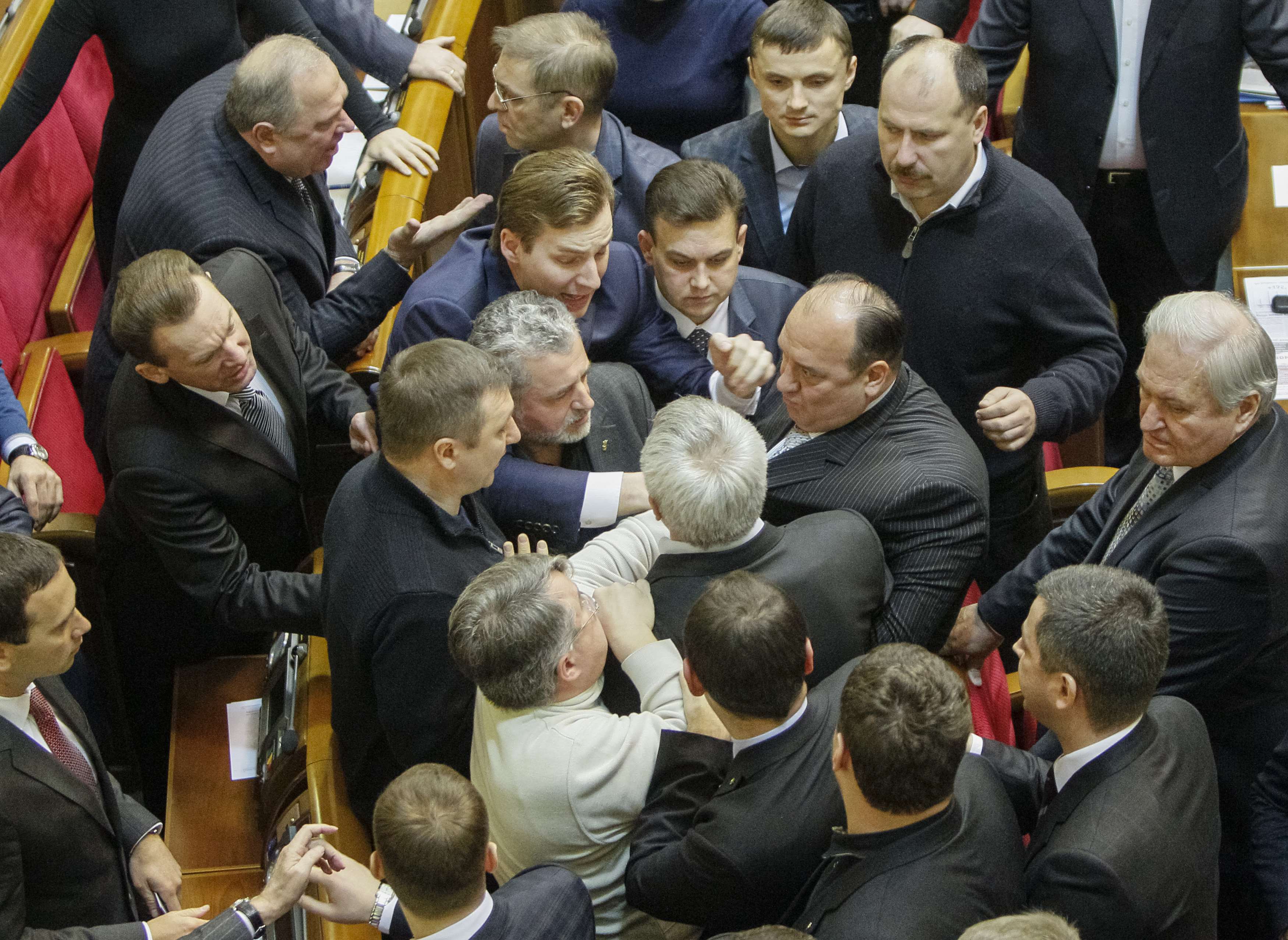 Бой до кръв в украинския парламент (СНИМКИ)