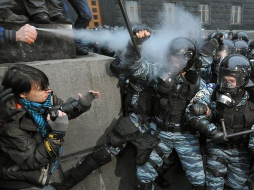 Безредиците в Киев продължават, ранени са над 30 полицаи (НА ЖИВО)