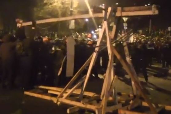 Демонстрантите в Киев гътат властта с катапулти (ВИДЕО)