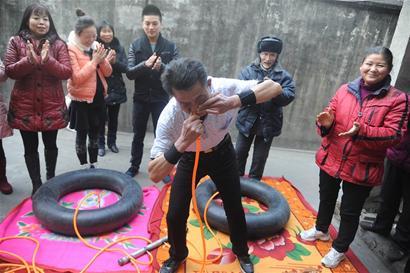 Kитаец надува с носа си 4 автомобилни гуми за 20 минути (СНИМКИ)