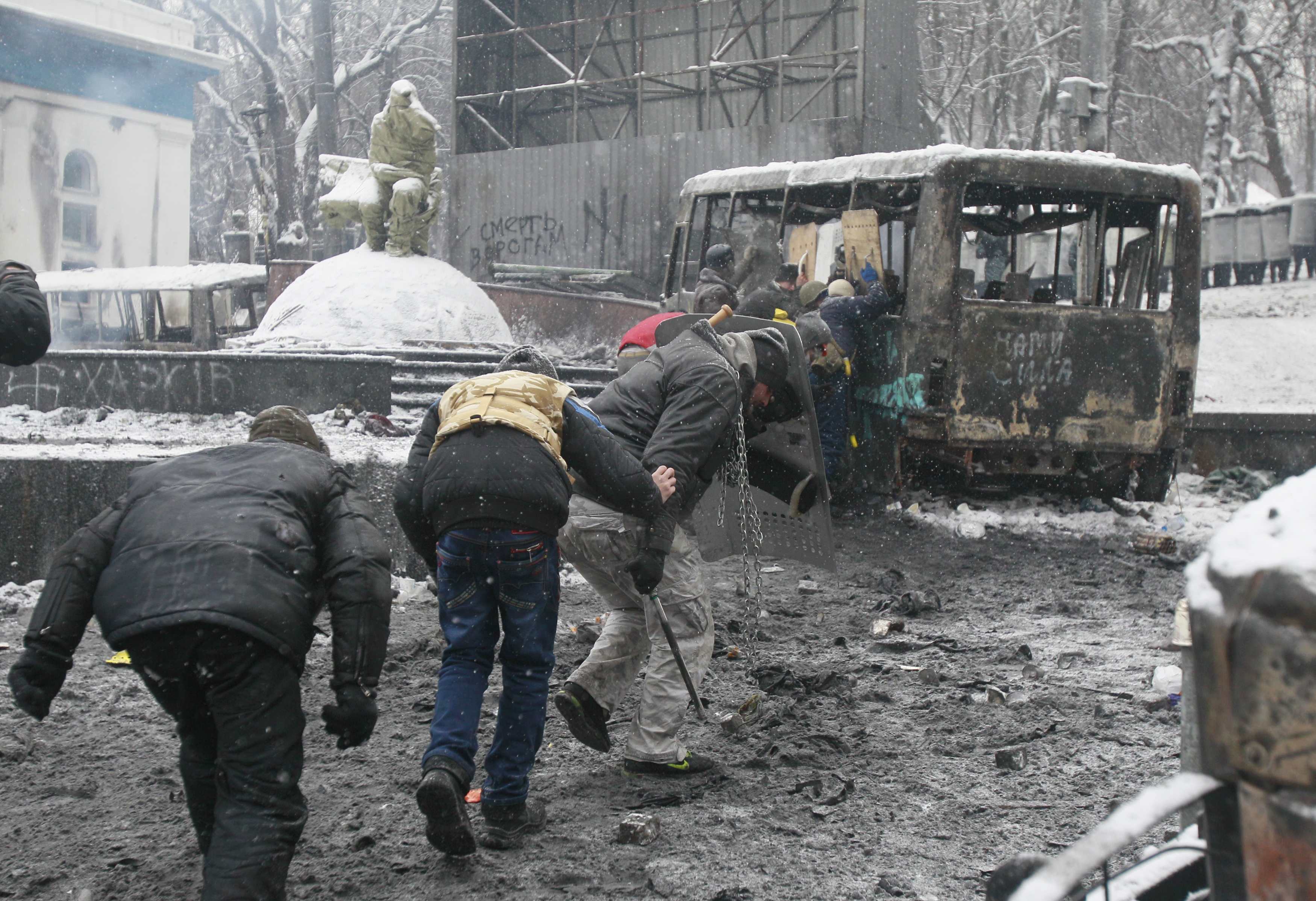 Сблъсъците в Киев взеха първи жертви (НА ЖИВО)