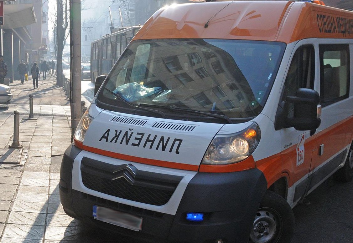 Жена пострада при катастрофа във Варна, линейка я откара в болницата
