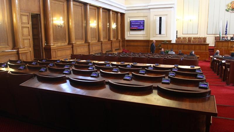 Липса на кворум срина днешното заседание на парламента