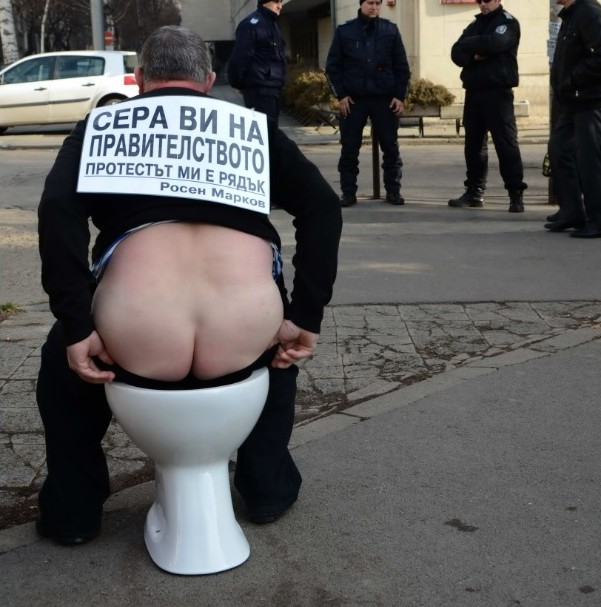 Росен Марков продължава клозетния си протест и пред МВР (СНИМКИ 18+)