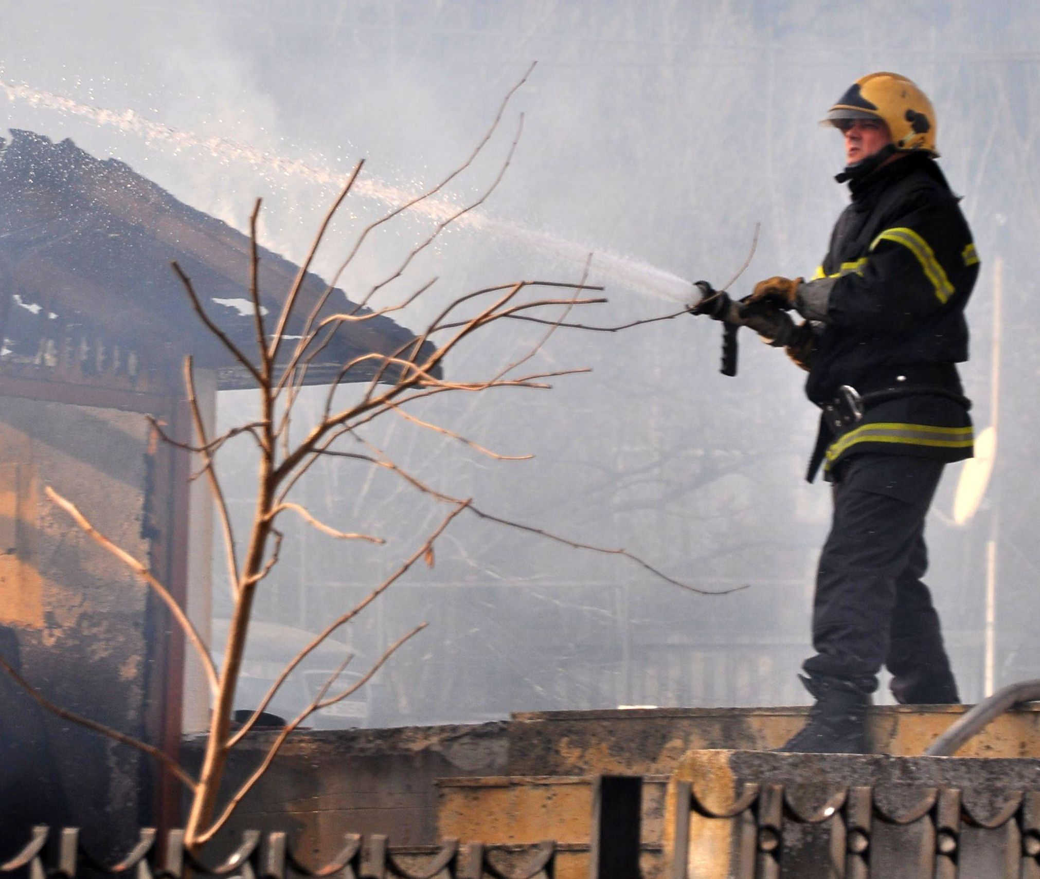 Мъж в реанимация, обгорен при пожар в дома си 