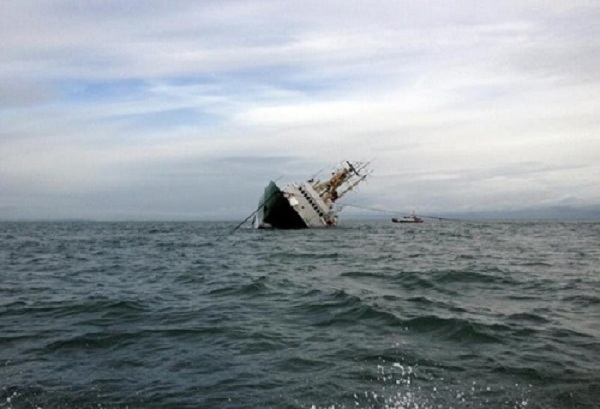 Товарен кораб потъна, 12 загинаха