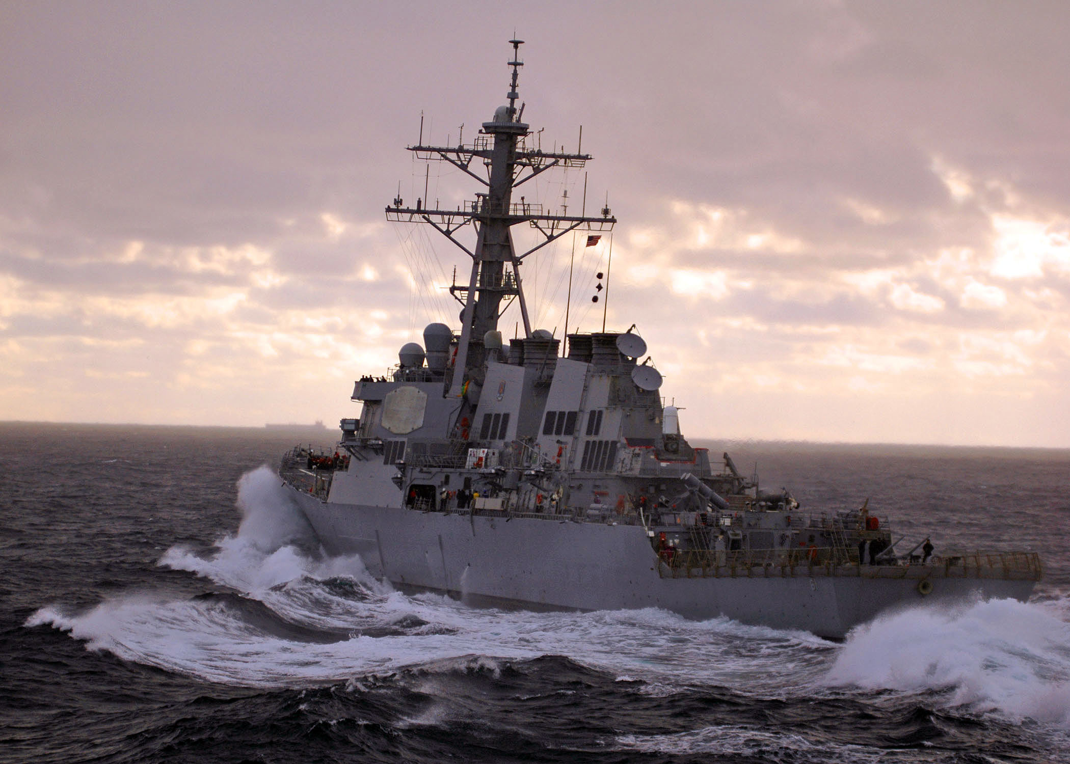 Бойни кораби на САЩ влязоха в Черно море, държат курс към Украйна