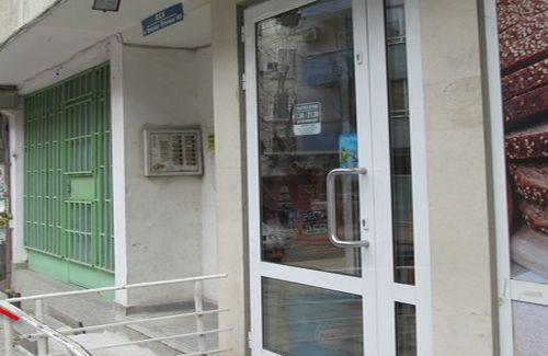 Въоръжен крадец свали маската си след грабеж в Бургас