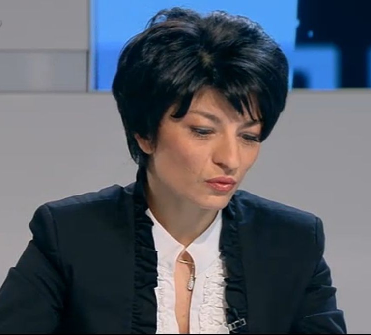 Десислава Атанасова: Не лъжа за обществената поръчка, вижте сайта на министерството