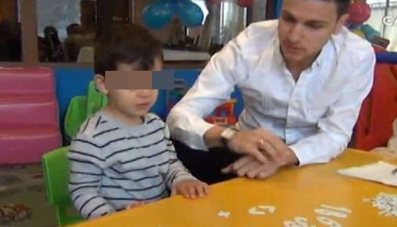 2-годишен малчуган рецитира и брои на 11 езика