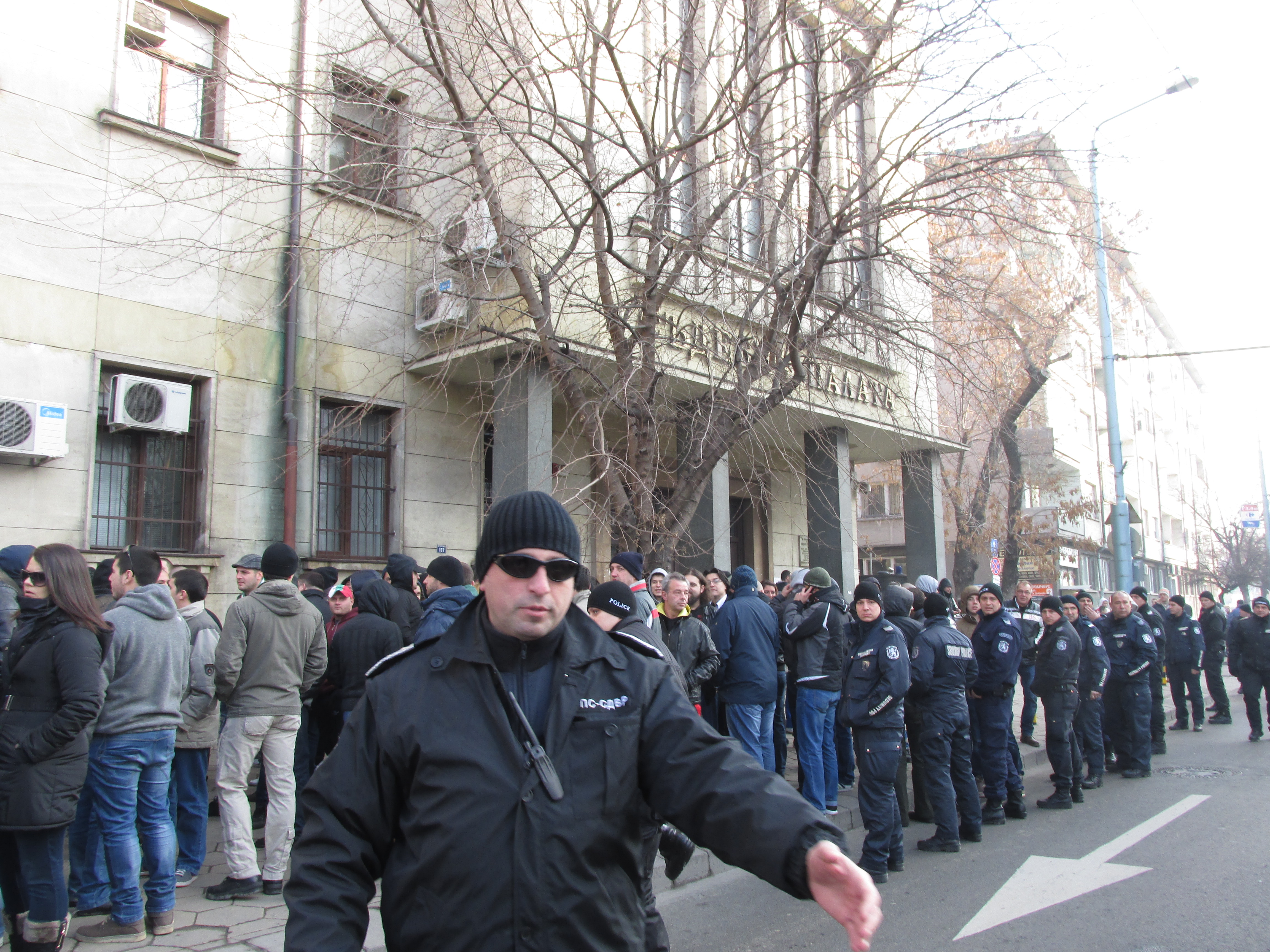 Напрежението в Пловдив ескалира – стотици фенове са пред съда, делото започва!