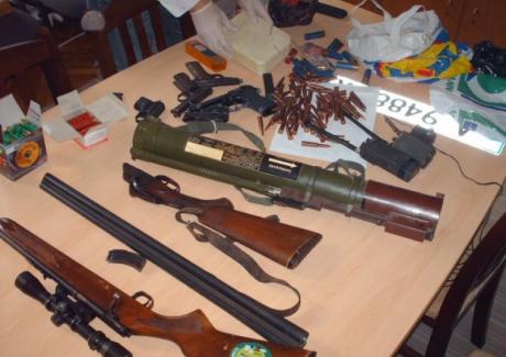 Полицаи откриха боен арсенал в Батак 