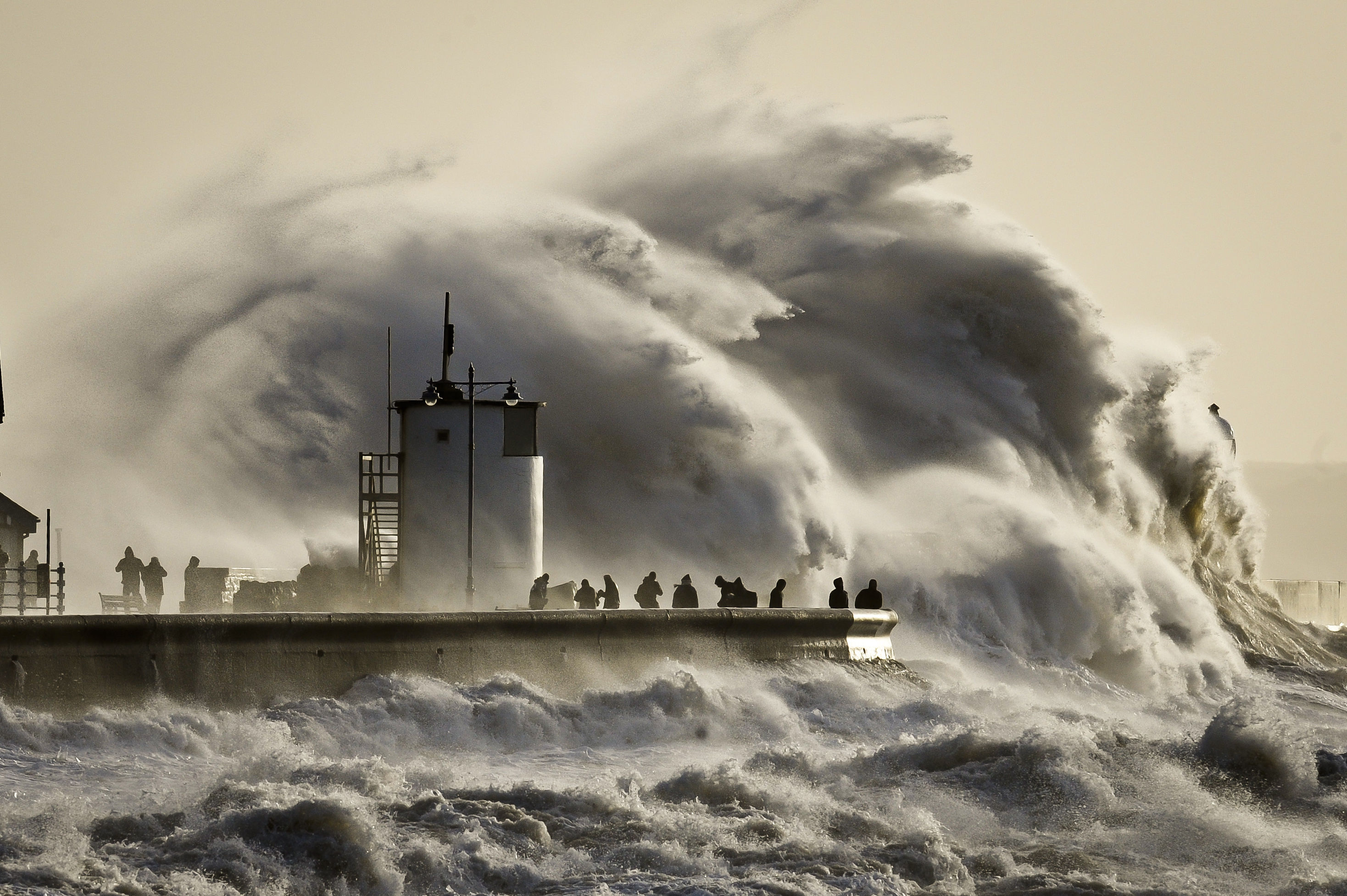 Очакват 14-метрови вълни във Великобритания (ВИДЕО)