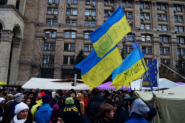 Пуснаха 2 500 протестиращи в Киев, опозицията връща жеста
