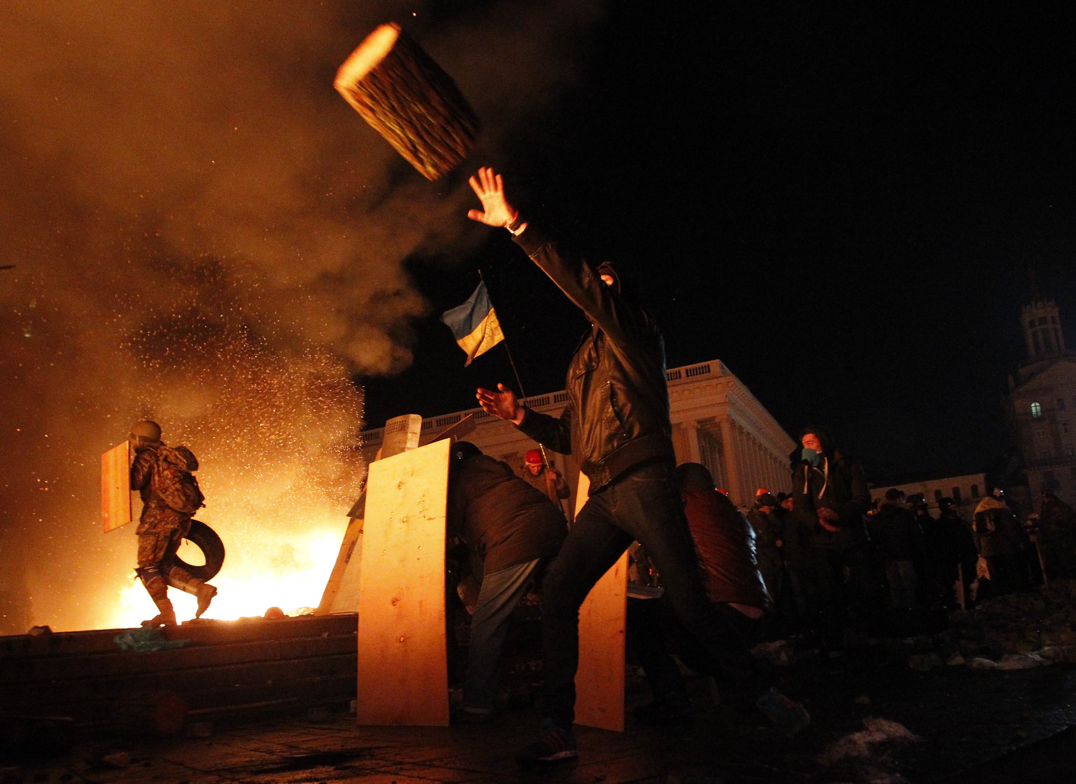 Насред море от огън &quot;Евромайдана&quot; се опитва да отблъсне &quot;Беркут&quot; (НА ЖИВО)