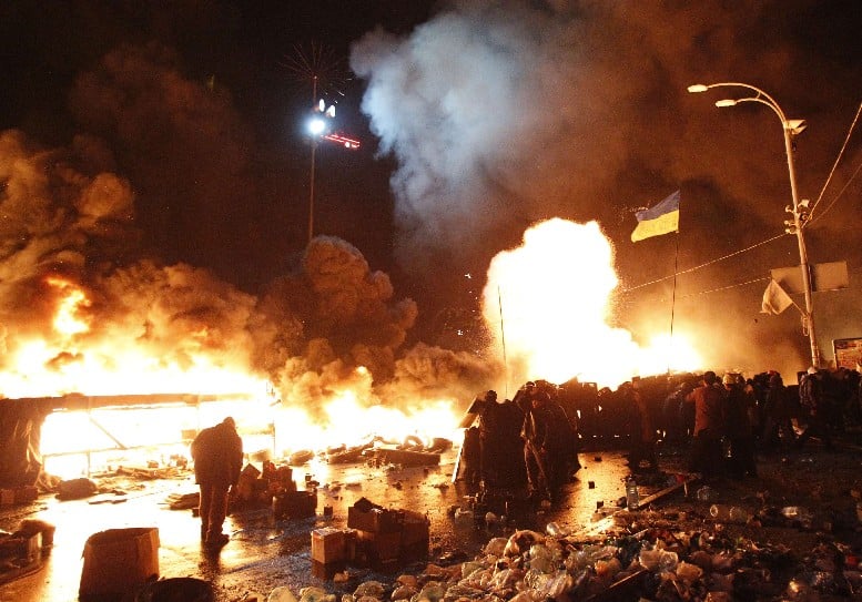 Насред море от огън &quot;Евромайдана&quot; се опитва да отблъсне &quot;Беркут&quot; (НА ЖИВО)