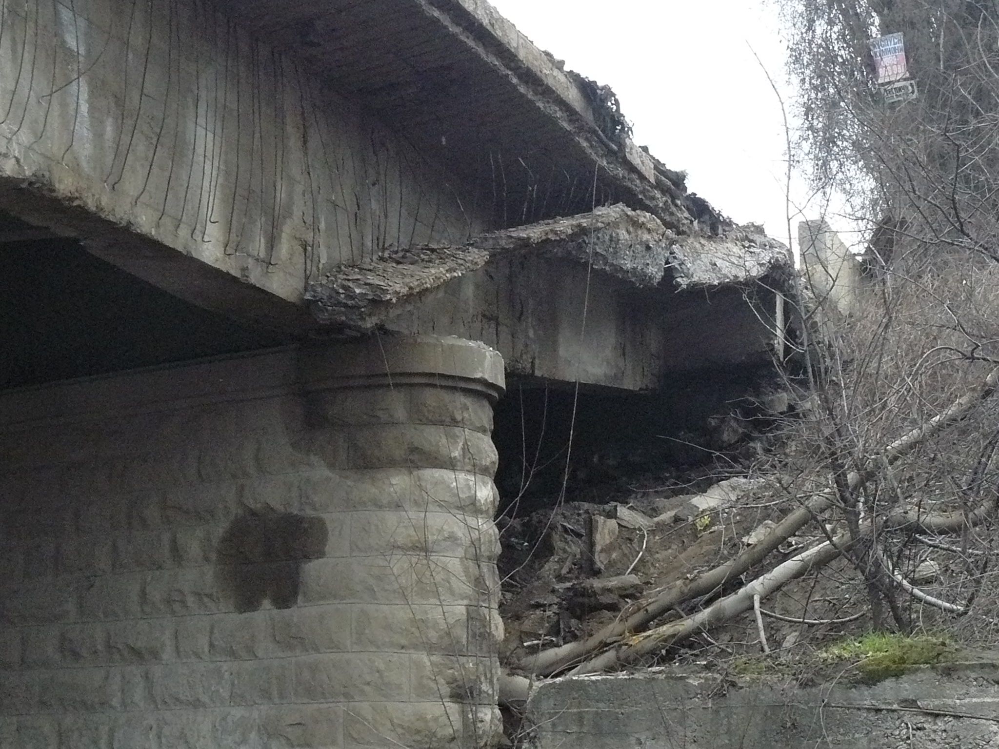  Части от мост край Плевен се срутиха в река Вит (СНИМКИ)