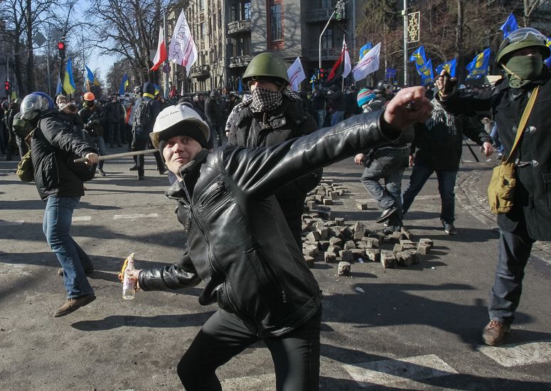 Боевете напуснаха пределите на Киев: В Лвов е превзет склад с оръжие