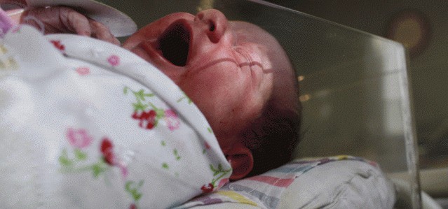 Консулът ни отрича за краденото бебе в Солун