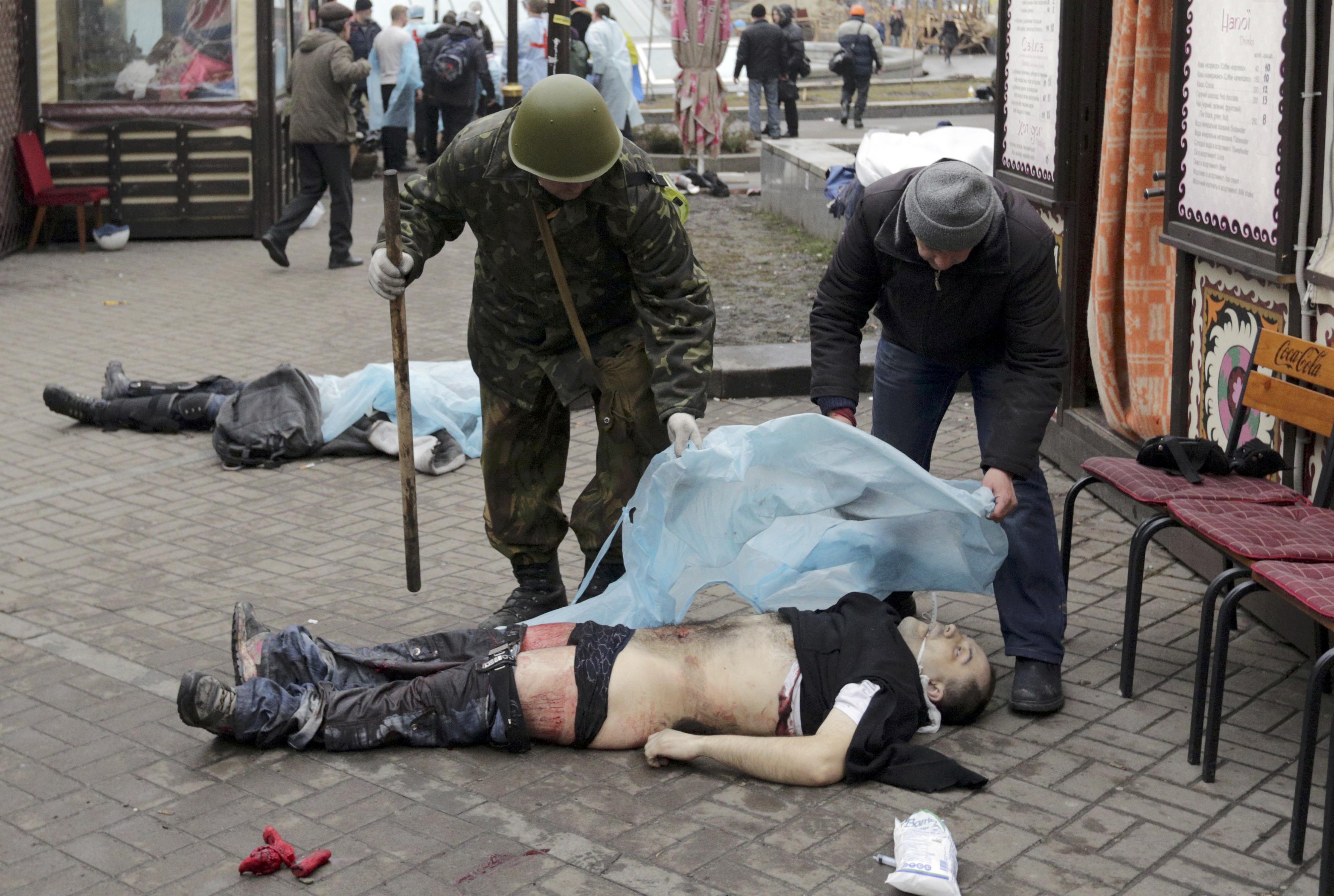 Нови 7 трупа на Майдана в деня на траур (ВИДЕО 18+/НА ЖИВО)