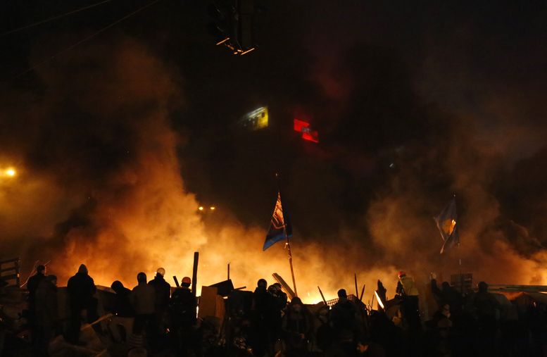&quot;Примирието“ на Майдана: Взривове и изстрели, блокирани от картечари пътища (НА ЖИВО)