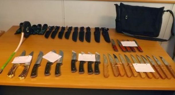 Българин втрещи ченгетата в Комотини с 25 ножа в торбата