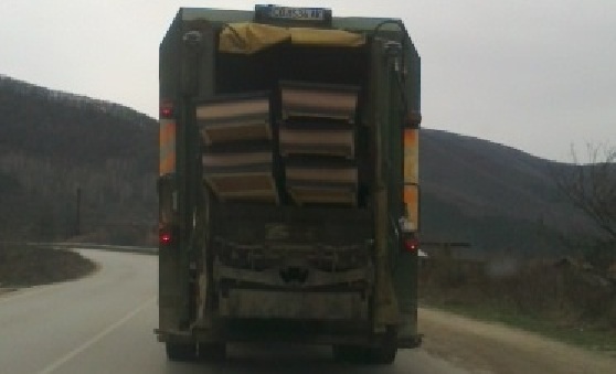 Боклукчийски камион превозва ковчези! (СНИМКА)