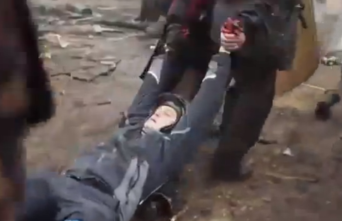 Заснеха смъртта на милиционер, кръв и мозък по улиците на Киев (ВИДЕО 18+)