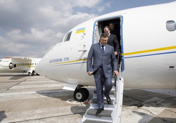 Янукович наистина бяга! Охраната му се опита да подкупи граничните (ВИДЕО)