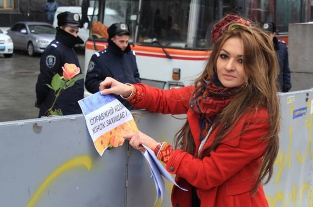 Любов насред война: Демонстрантката Лидия се влюби в милиционера Андрей в Киев (ВИДЕО)