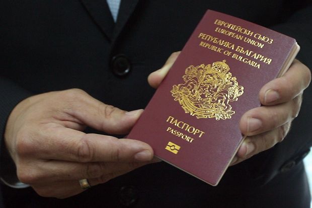 Вместо по документи, издавали български паспорти по книги 