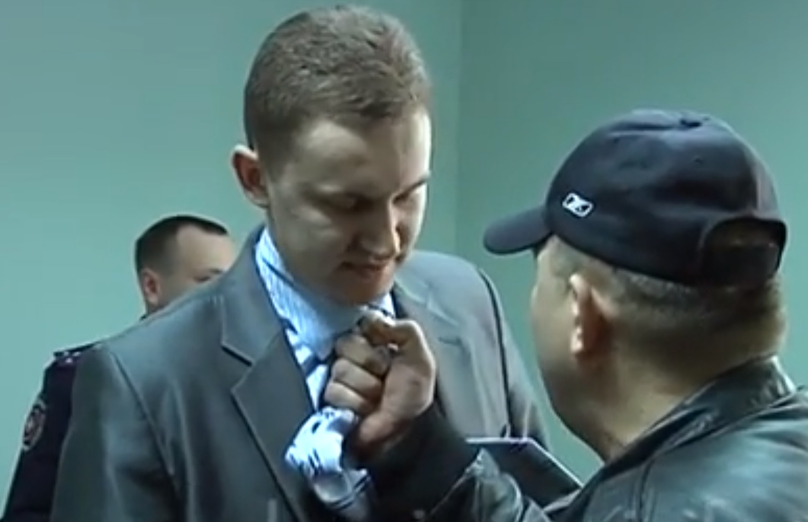 Украински националист малтретира прокурор (ВИДЕО)