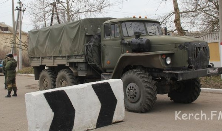 Въоръжени обсадиха батальон на украинската морска пехота в Керч (СНИМКИ)