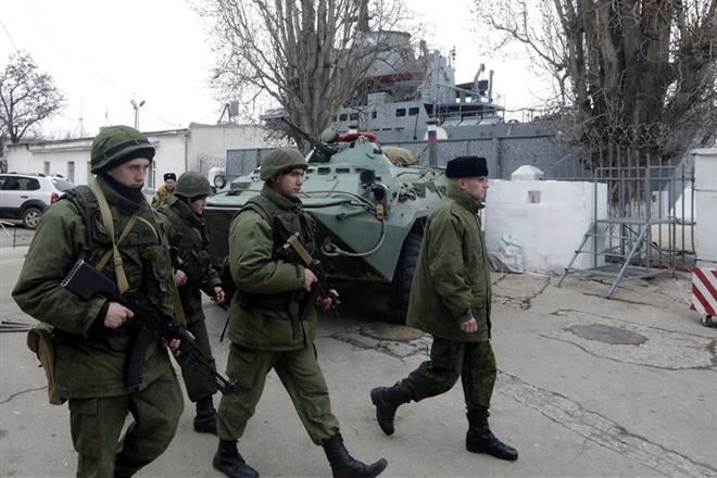 Руски военни са завзели още две украински поделения в Крим
