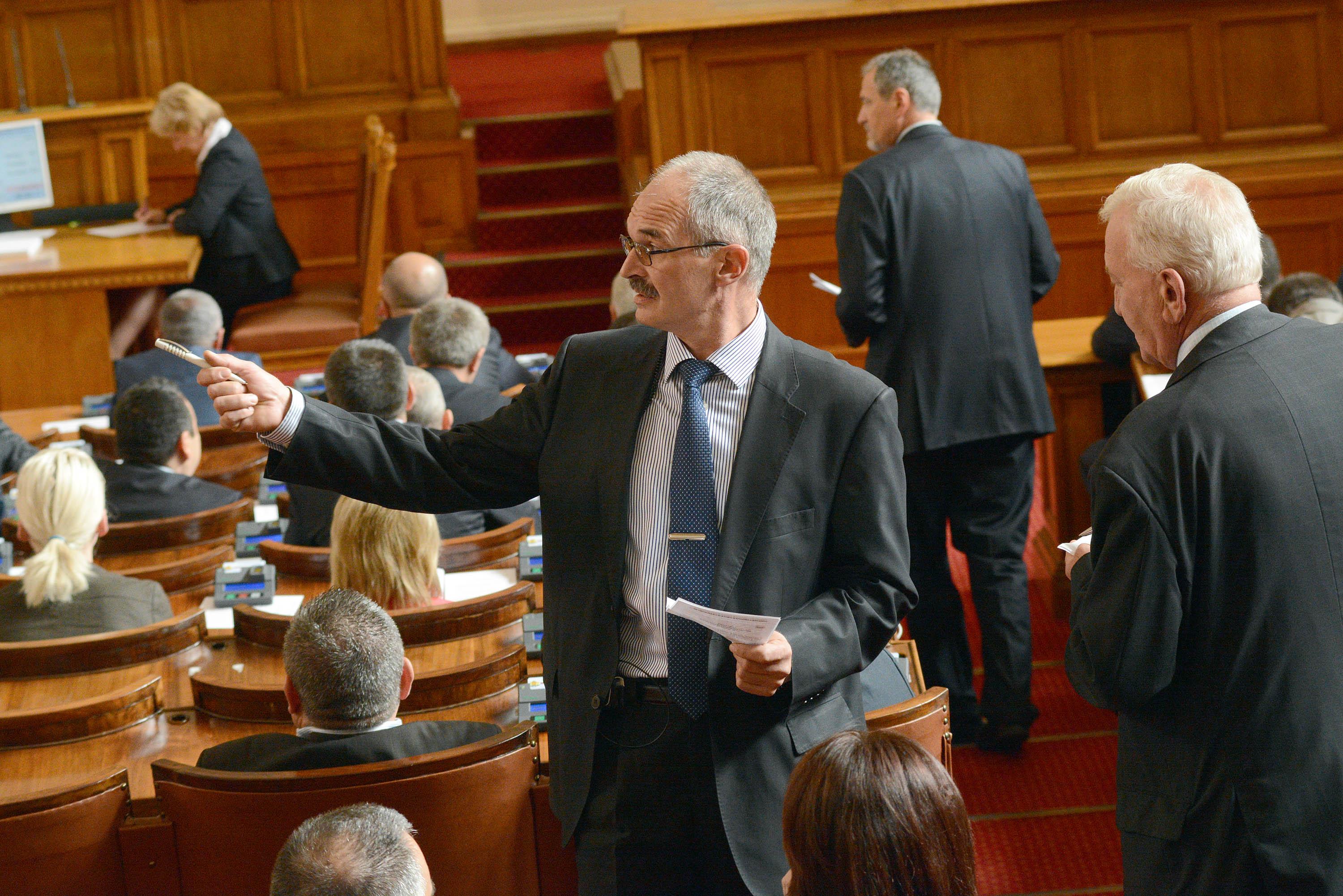 Депутатите работят извънредно заради ветото върху Изборния кодекс