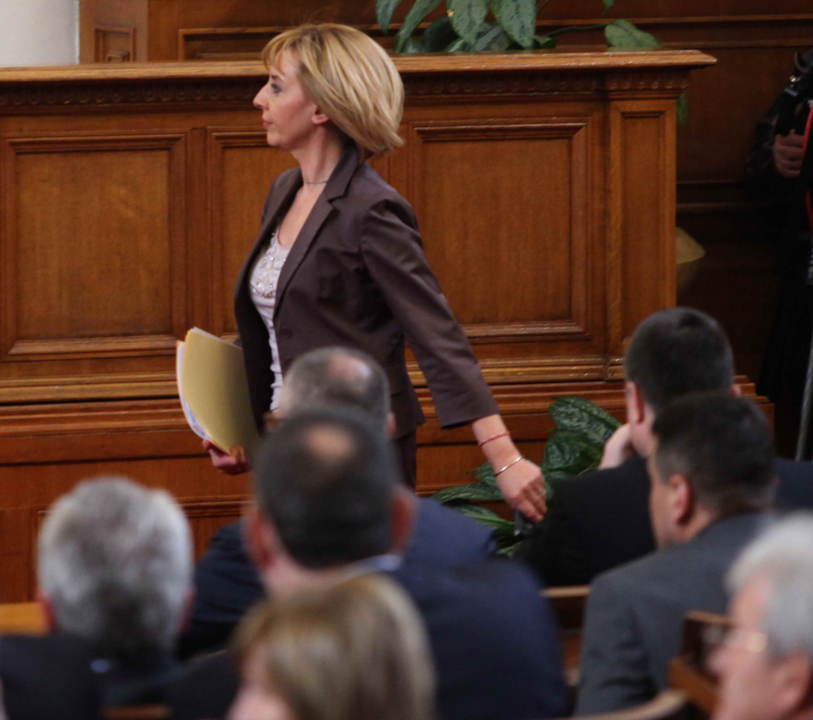 Мая Манолова издирва Плевнелиев за дебата в парламента