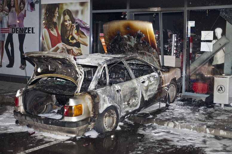 Вижте инцидента, при който джигит се опита да сгази магазин в София (СНИМКИ)