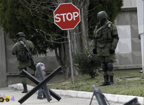 Вижте детето, което проби руския кордон, за да прегърне татко (СНИМКИ) 