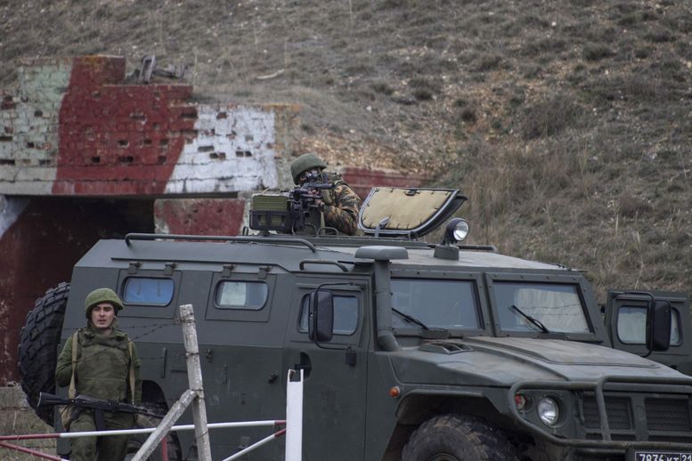 Руската военна техника се върна пред украинските бази в Крим