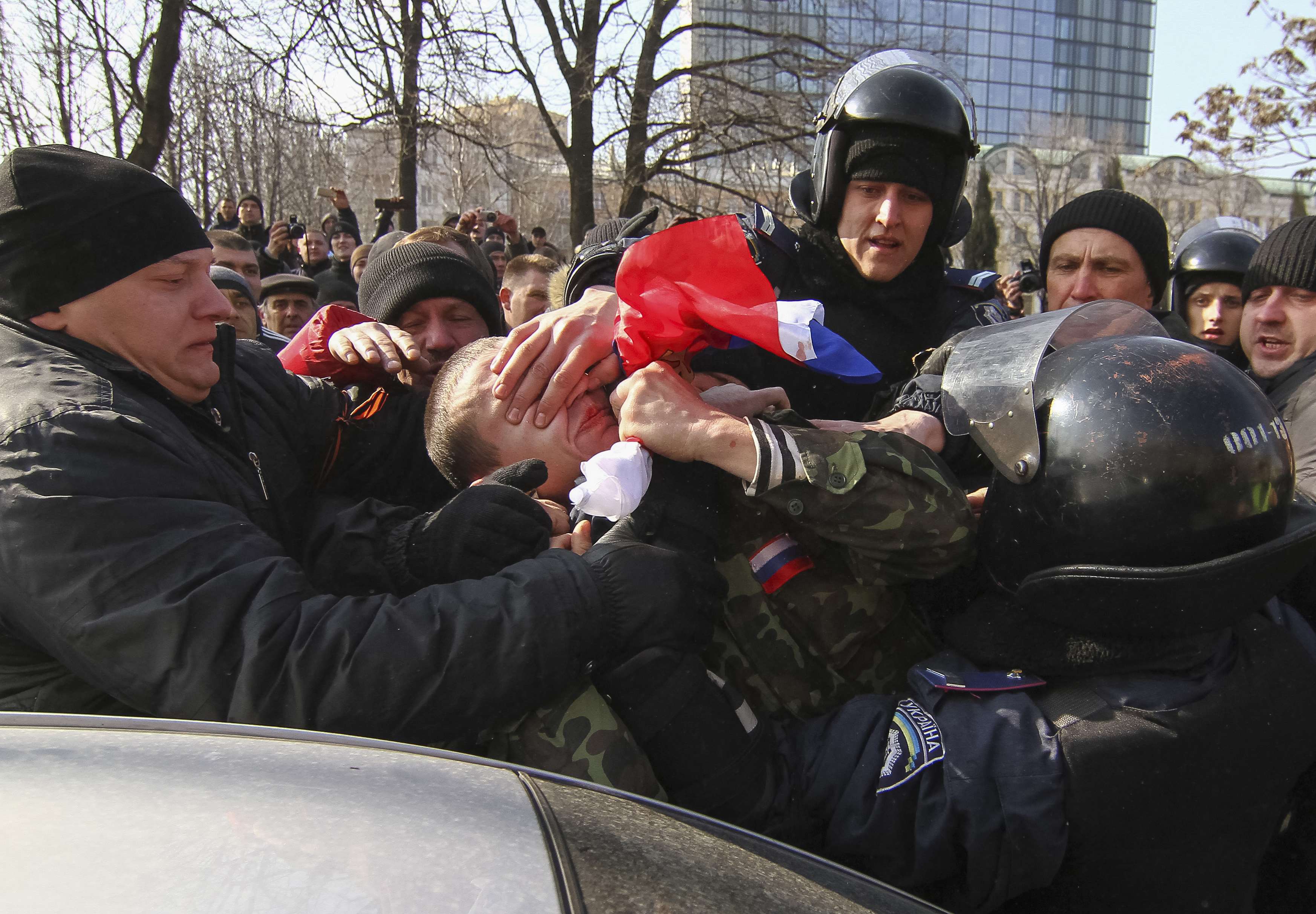 Привърженици и противници на Киев се биха в Донецк (ВИДЕО)