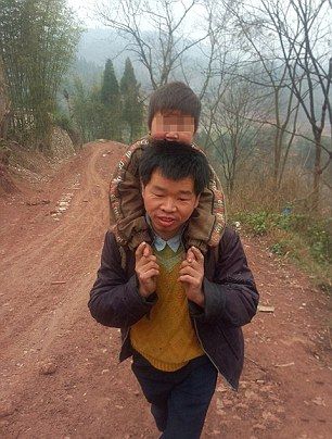 Герой носи всеки ден на гръб своя син-инвалид до училище и обратно (СНИМКИ)